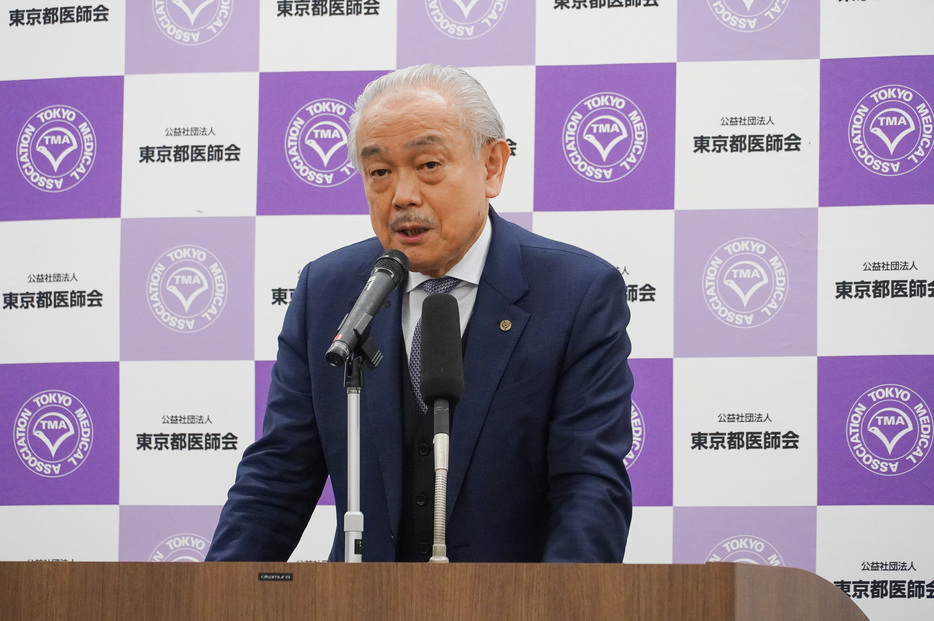 定例記者会見で4月からのコロナ診療について説明する尾﨑治夫会長