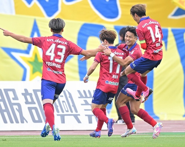 仙台を下してJ１への切符を掴んだ岡山。写真：金子拓弥（サッカーダイジェスト写真部）