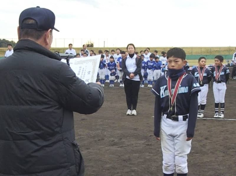 ピノキオ薬局杯で表彰されるチームの代表=７日、プリニーの野球場、各務原市須衛町