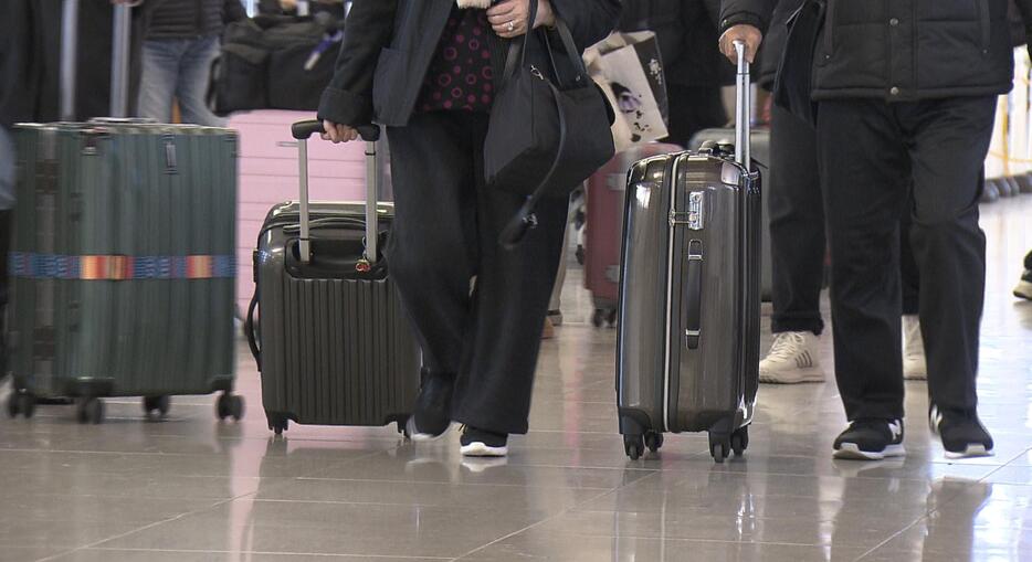 混雑した関西空港の出発ロビー