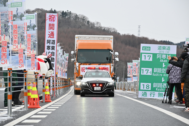 通り初めで一斉に釧路市街へ走り出す車両（22日午後0時20分）