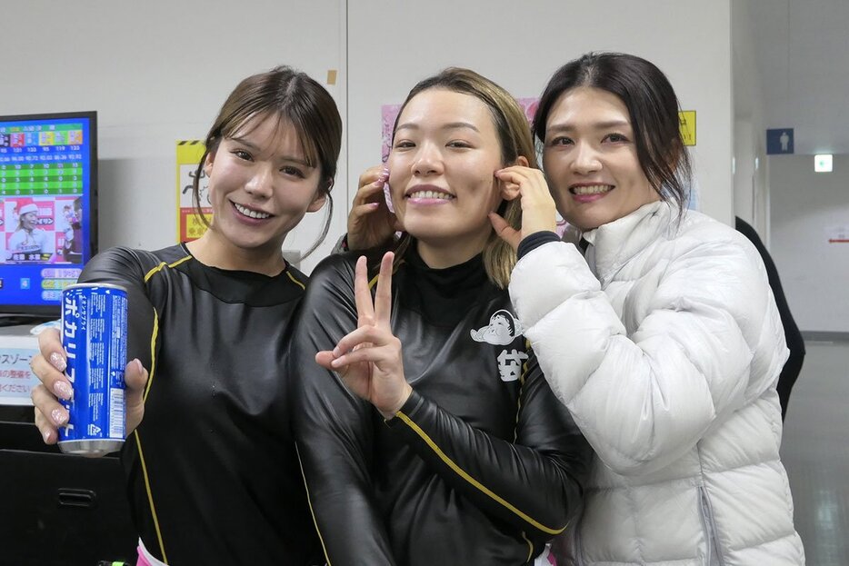 優勝した佐藤水菜（中）は同期の日野未来（左）と豊岡英子（右）から「グランプリ頑張って」とエールを送られた