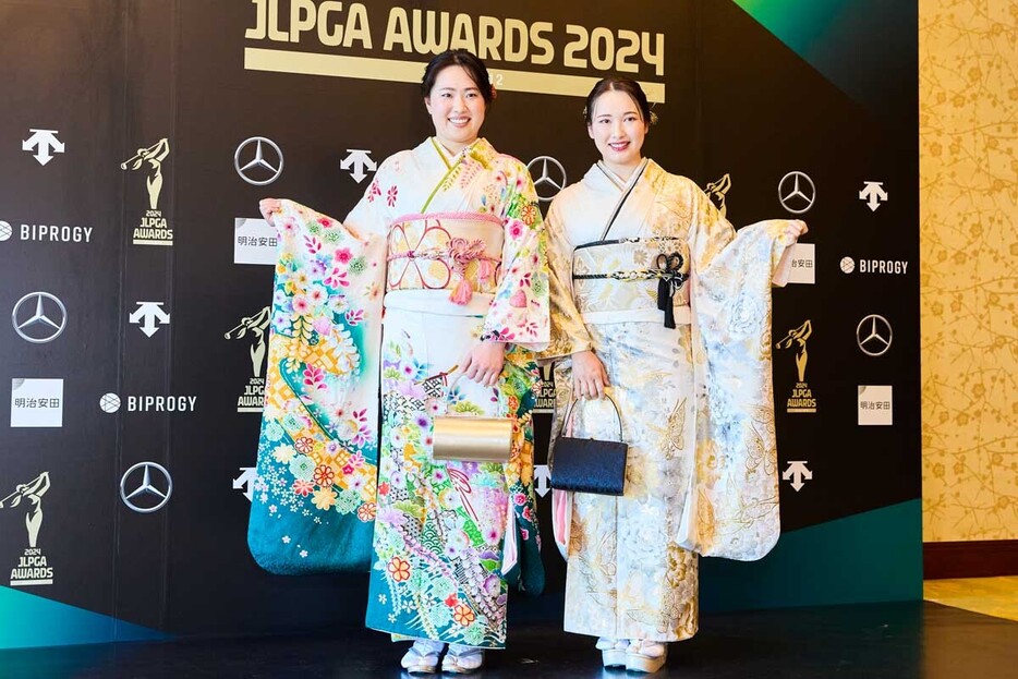 「JLPGAアワード」では艶やかな着物姿を披露した竹田麗央（左）と小祝さくら　写真：西村恵