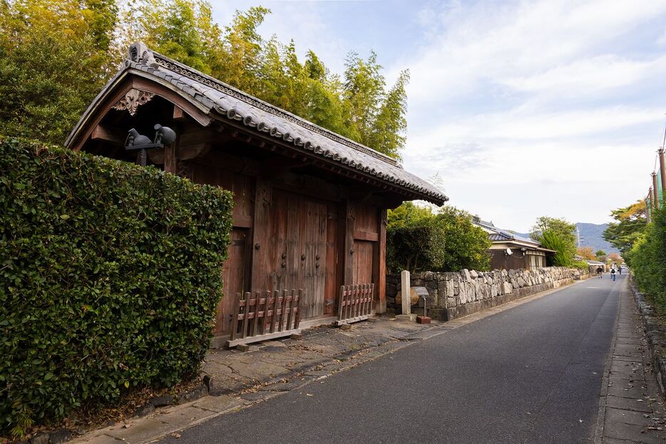 長州藩の永代家老を務めた「旧福原家萩屋敷門」。（県指定文化財）