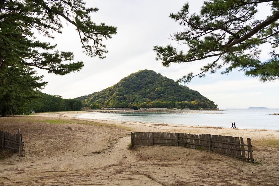 幕末志士らも遊んだであろう菊ヶ浜から指月山を望む