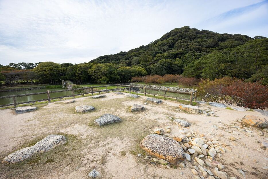 天守跡から指月山と堀を望む