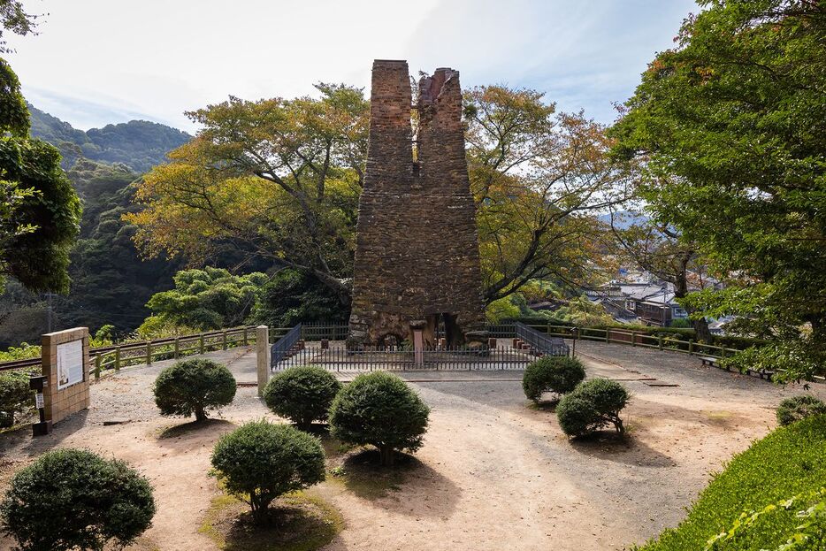 公園内にたたずむ萩反射炉は国史跡にも指定される