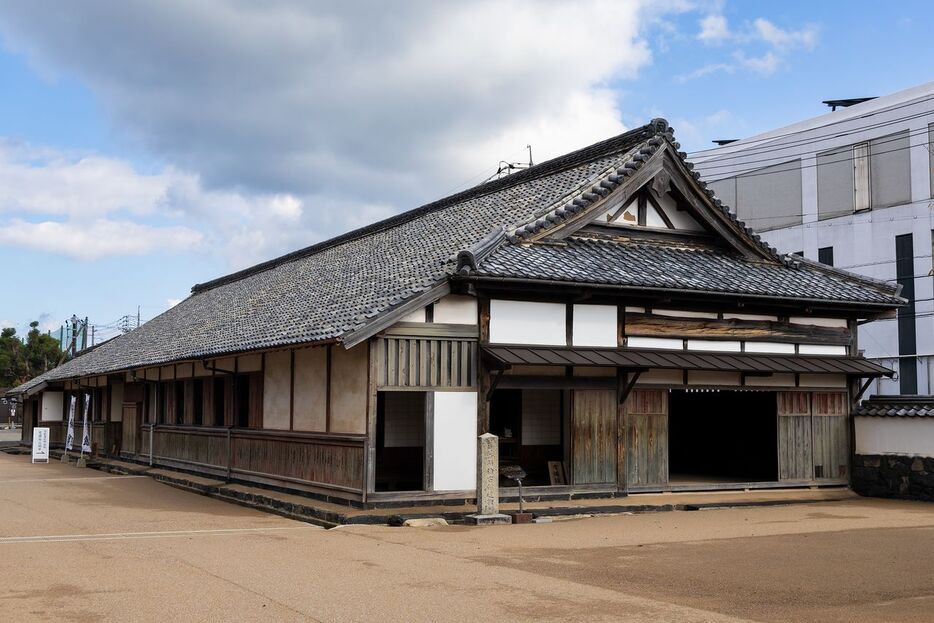 旧明倫館の剣術場と槍術（そうじゅつ）場だった「有備館」（国指定史跡）も保存されている