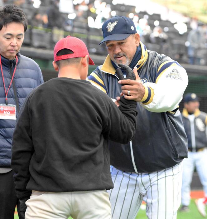 　野球少年に打撃指導をするラミレス氏