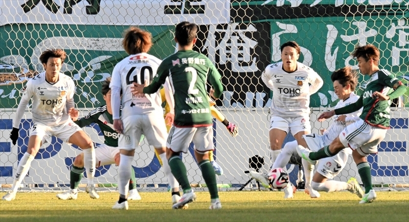 【福島ユナイテッドＦＣ―松本山雅ＦＣ】後半、ゴール前で体を張って守る福島Ｕの選手