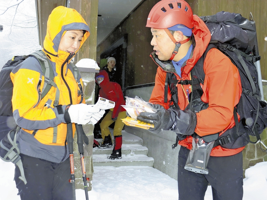 登山者に注意を呼びかける署員（右、鳥取県大山町で）