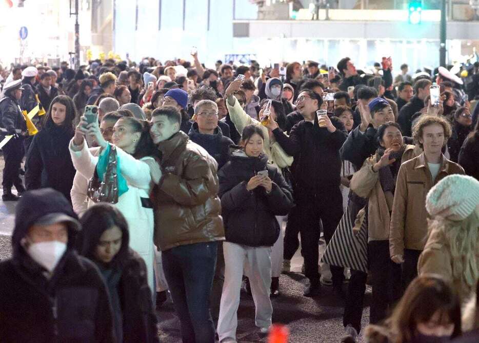 新年を迎え、東京・渋谷のスクランブル交差点を歩く多くの通行人＝1日未明、東京都渋谷区（相川直輝撮影）