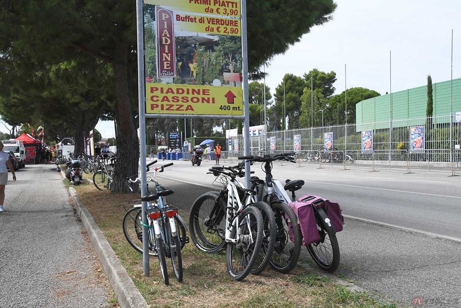 サーキット周辺には自転車が停められていた。以前よりも多くなったような気がする。海沿いのホテルからであれば、自転車でも十分に来られる距離なのだが、いかんせん自転車通行用のスペースがないので走りづらそうだった。クルマを走らせるドライバー側からしても、脇を走るのが怖いくらいに狭い