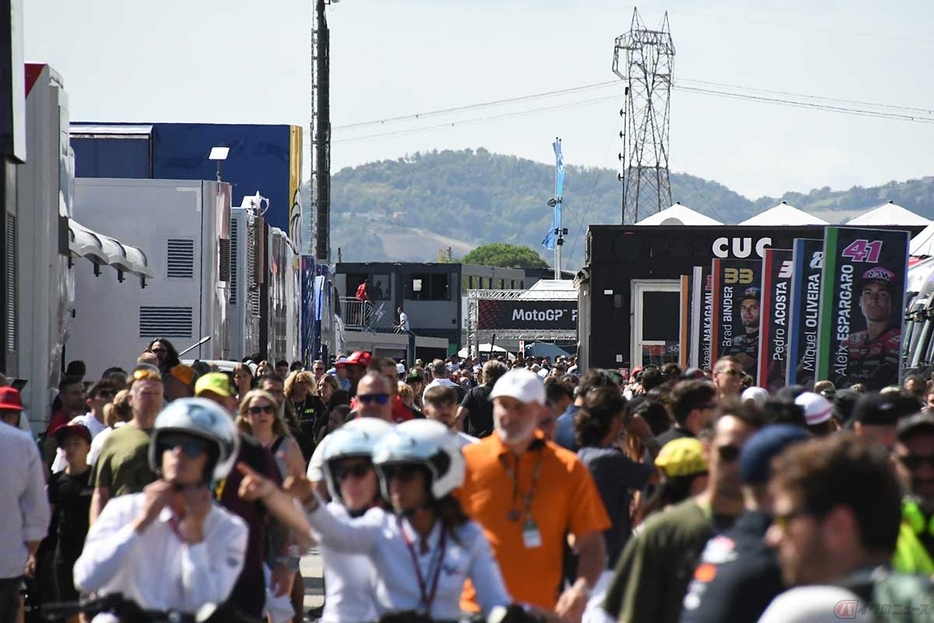 ミサノ・サーキットで行なわれるサンマリノGPは、わたしの経験上、MotoGPのなかでもパドックにファンが多いグランプリのひとつ。金曜日でもこの光景。前に進むのも一苦労だ