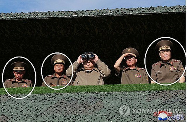 北朝鮮の金正恩（キム・ジョンウン）国務委員長（朝鮮労働党総書記、中央）が9月に朝鮮人民軍の特殊作戦部隊訓練基地を視察した際に同行した（白い丸囲み、左から）シン・グムチョル総参謀部作戦局処長、キム・ヨンボク副総参謀長、リ・チャンホ偵察総局長＝（朝鮮中央通信＝聯合ニュース）≪転載・転用禁止≫