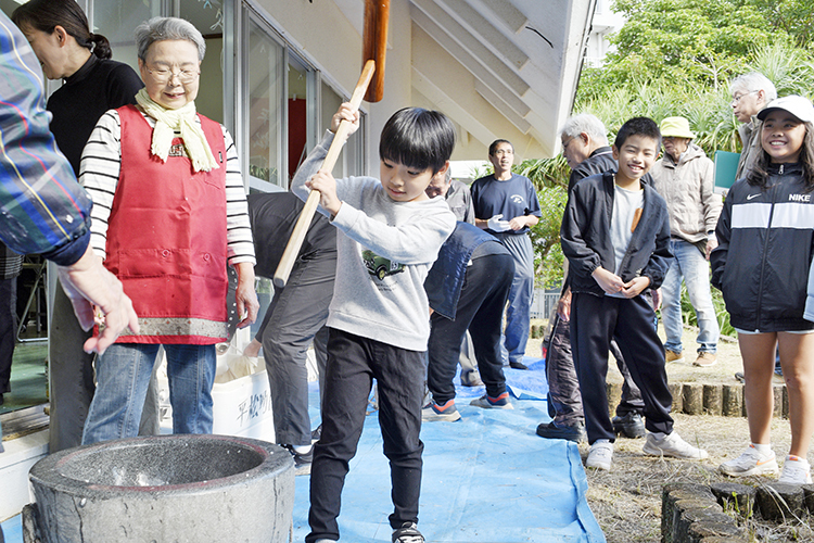 地元住民らが交流を楽しんだ平松町自治会餅つき大会