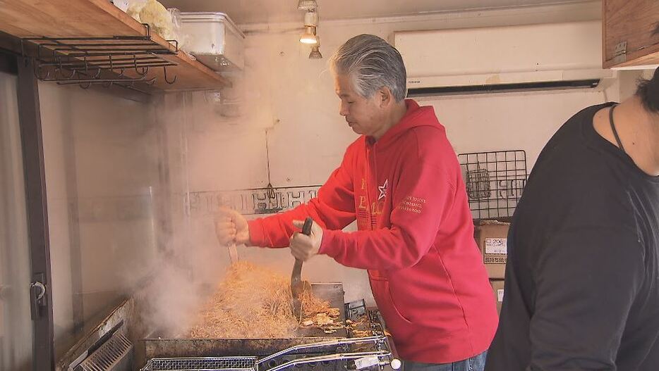 炊き出しをする星野良和さん