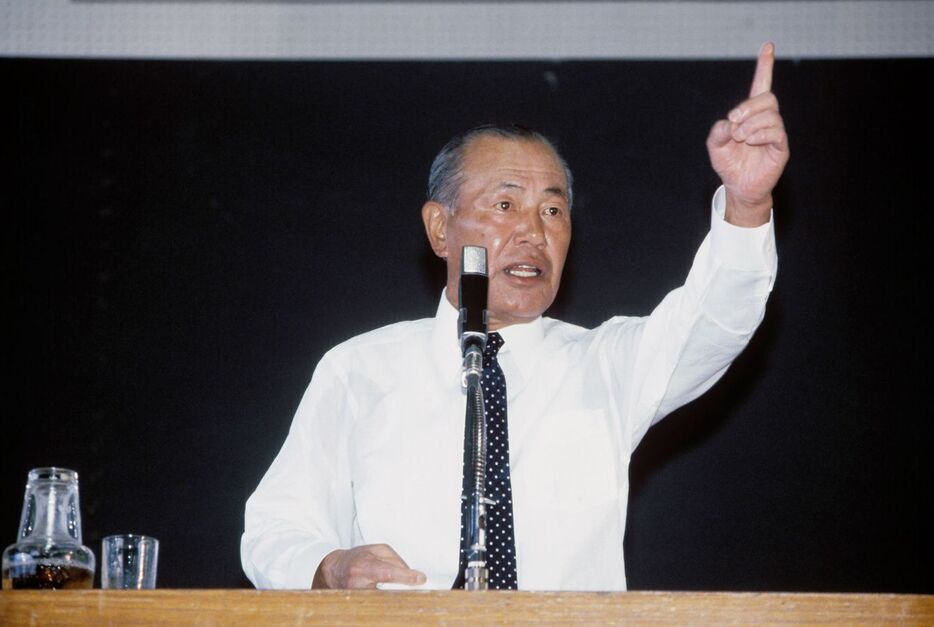 1984年9月10日、七日会青年部研修会で講演する田中角栄元首相（静岡県函南町） - 写真＝時事通信フォト