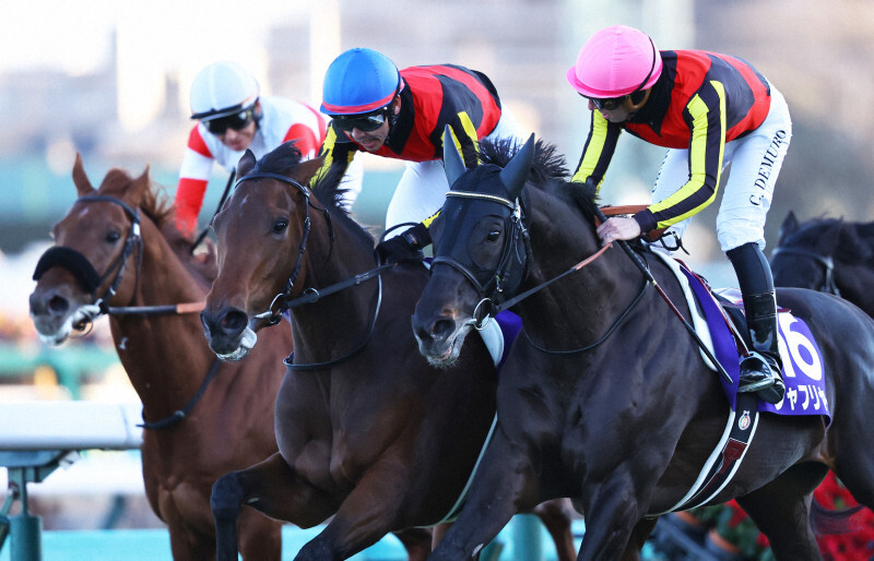 有馬記念を制したレガレイラと戸崎圭太騎手（中央）＝千葉県船橋市の中山競馬場で2024年12月22日、玉城達郎撮影