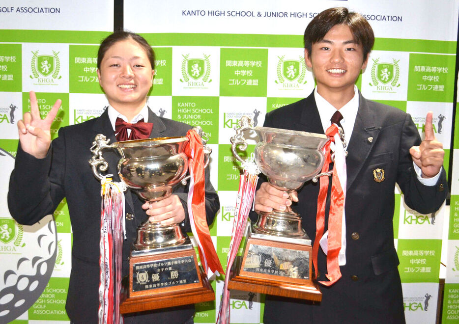 カップを手に笑顔を見せる２連覇の田村（左）と初優勝の大郷