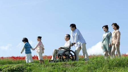 「老親の健康管理」の手助けをする際に気をつけたいポイントを解説します（写真：MAPS／PIXTA）