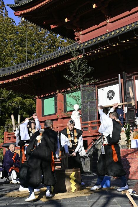 力強くきねを振り下ろす山伏