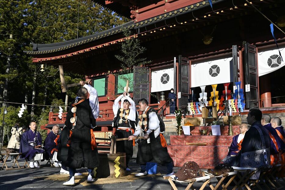 力強くきねを振り下ろす山伏