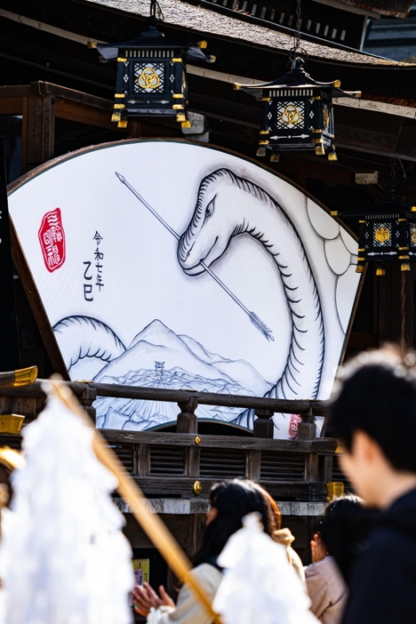 来年のえと・巳にちなんだ蛇の大絵馬=16日、桜井市三輪の大神神社