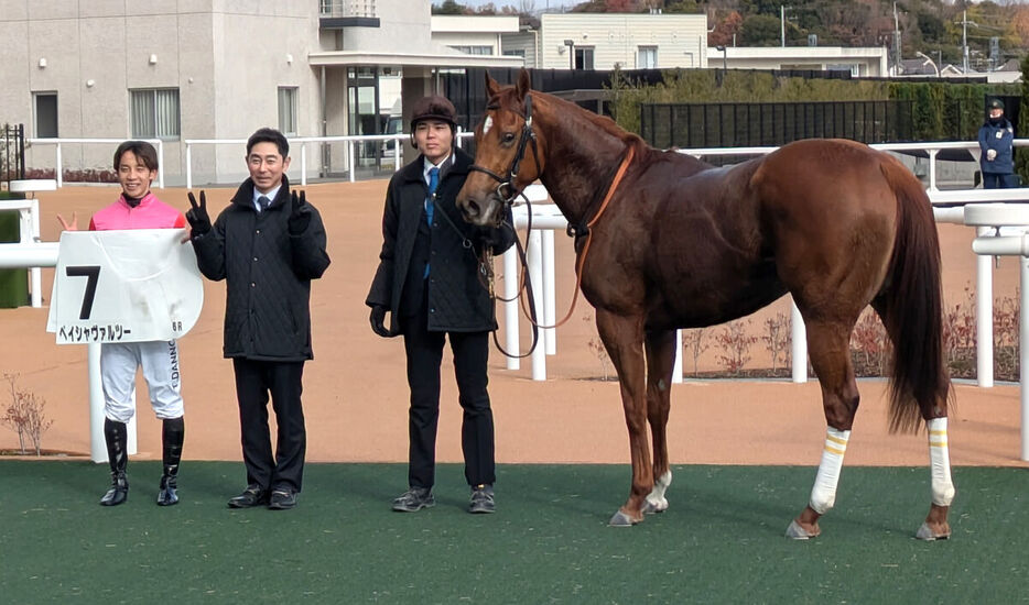 京都６Rの新馬を勝ったペイシャヴァルツーと（左から）団野大成騎手、吉田調教師