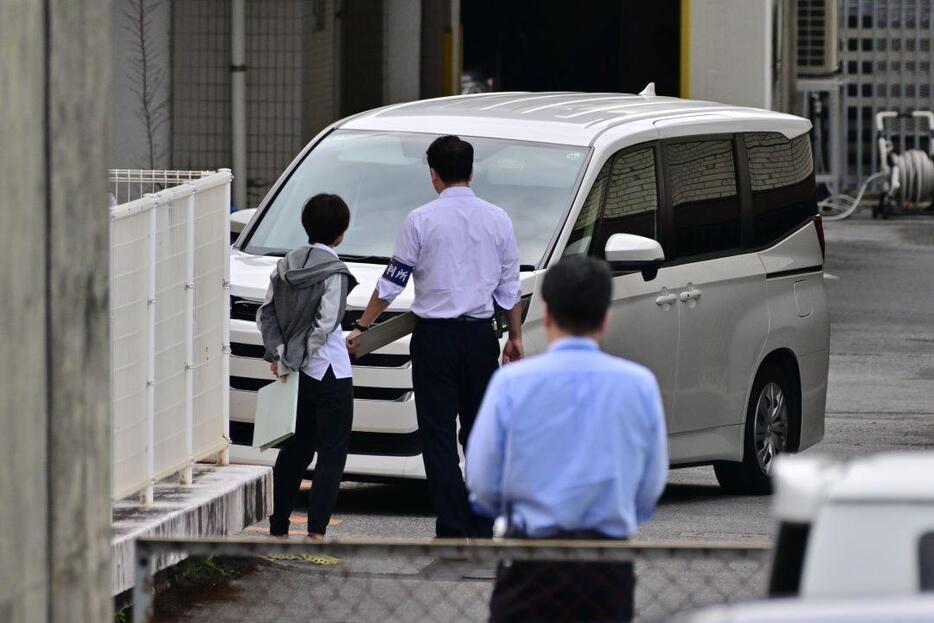 那覇地裁に入る、被告を乗せたとみられる車両＝13日午後1時29分、那覇市樋川