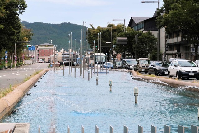 「水の浮島」の噴水。止まっていることが多く、勢いも弱くなっている（京都市中京区御池通河原町東入ル）