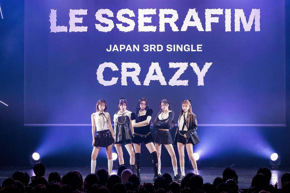 LE SSERAFIM／（左から）KIM CHAEWON、HONG EUNCHAE、HUH YUNJIN、KAZUHA、SAKURA（P）＆（C）SOURCE MUSIC