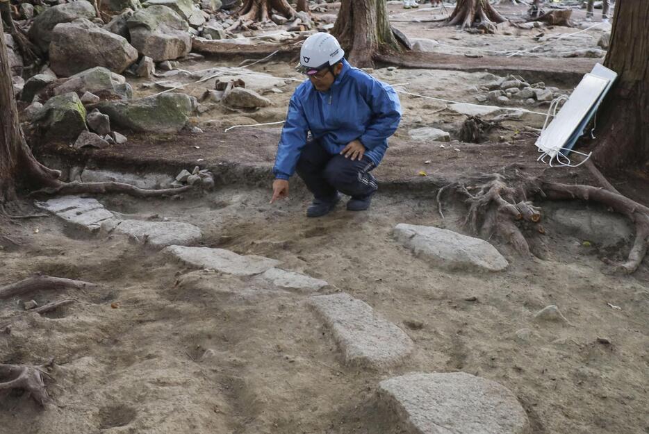 滋賀県の安土城跡で見つかった本丸取付台建物跡の石列＝17日午後