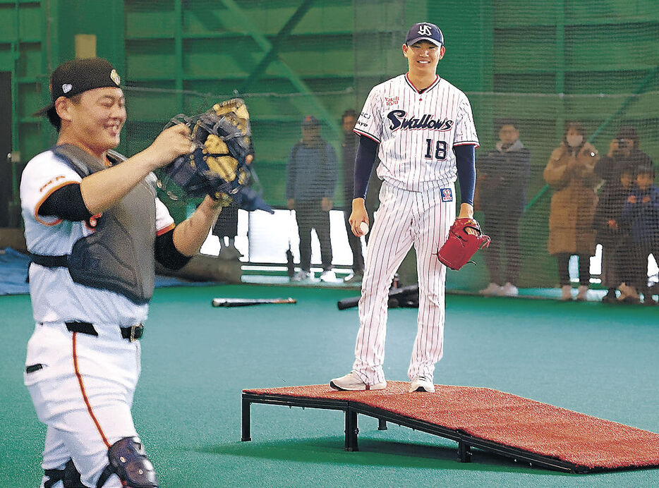 投球練習の準備をする奥川投手（右）と山瀬捕手＝星稜高野球部室内練習場