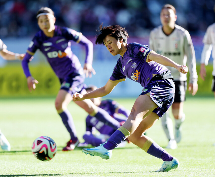 サッカー女子ＷＥリーグのクラシエカップ。先制ゴールを決める広島の上野＝２９日、東京・国立競技場