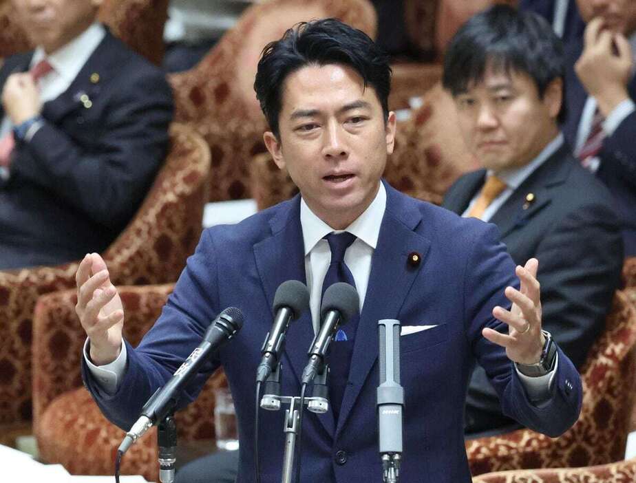 衆院政治改革に関する特別委員会で答弁する自民党の小泉進次郎氏＝17日午前、国会内（春名中撮影）