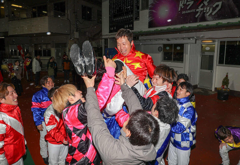 胴上げされる陶文峰騎手（写真提供・岩手県競馬組合）