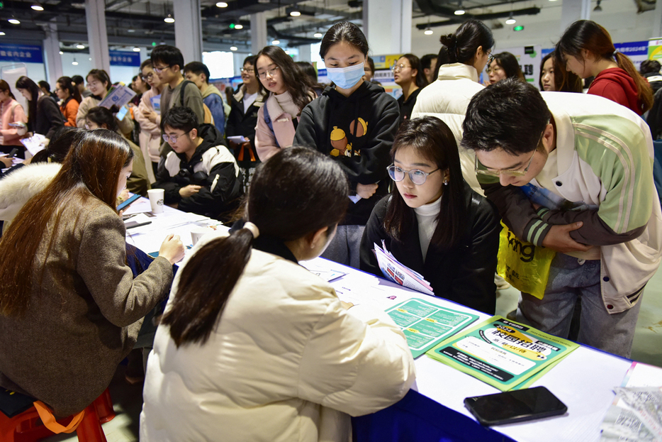 就職説明会に参加する中国の大学生＝３月２４日、安徽省阜陽（ＡＦＰ時事）