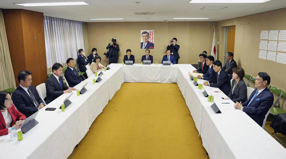 自民党本部で開かれた政調審議会＝16日午前、東京・永田町