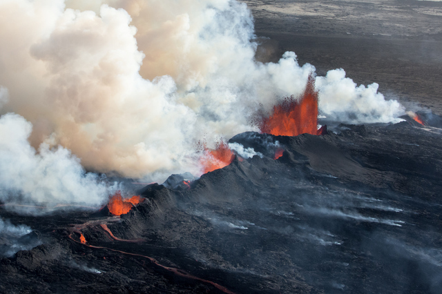 アイスランド・バルダルブンガ山の噴火の様子。炭素は、プレートの沈み込みによって地球内部へ運ばれた後、火山によってふたたび表層へと戻ってくる　photo by gettyimages