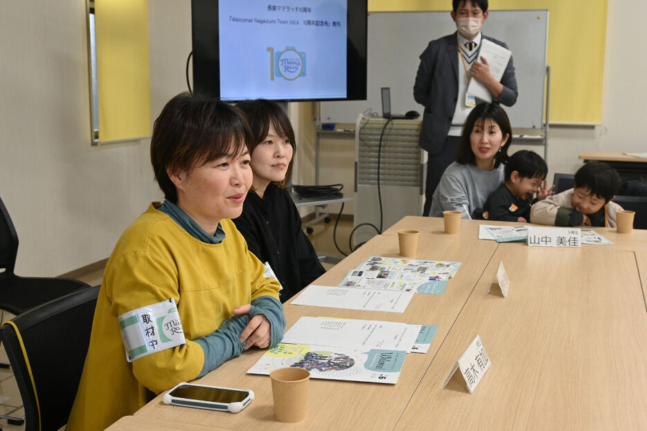 10年間の活動を振り返る高木さん（左）と野村さん（左から2人目）＝長泉町防災センター