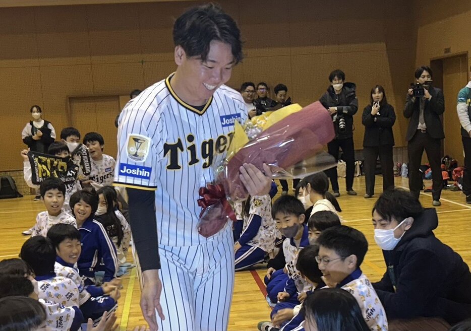 兵庫県・南あわじ市にある母校・賀集小学校を訪問した阪神・村上頌樹