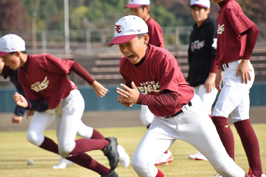 自ら率先して練習に励む楽天ジュニアの選手たち【写真：川浪康太郎】