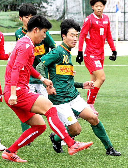 東福岡の選手と競り合う静学・山県（中央）