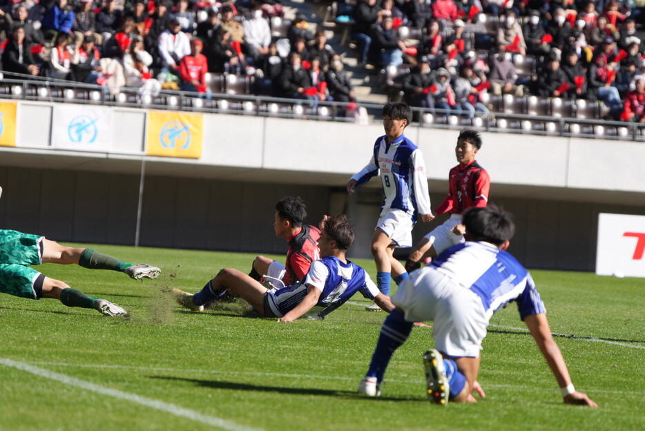 矢板中央対日章学園　前半、日章学園・高岡（中央）は同点ゴールを奪う（撮影・小沢裕）