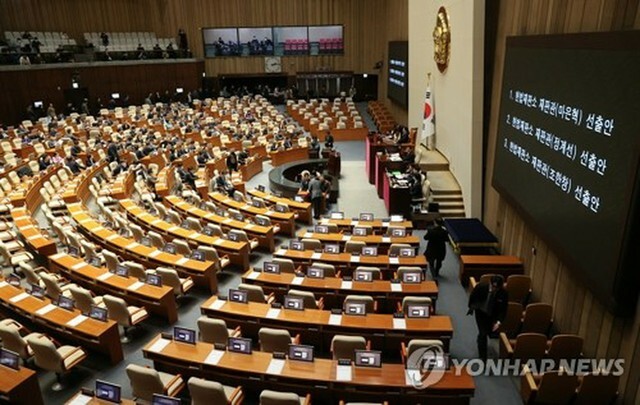 憲法裁判所の裁判官3人に対する任命同意案の採決が行われた国会本会議＝26日、ソウル（聯合ニュース）