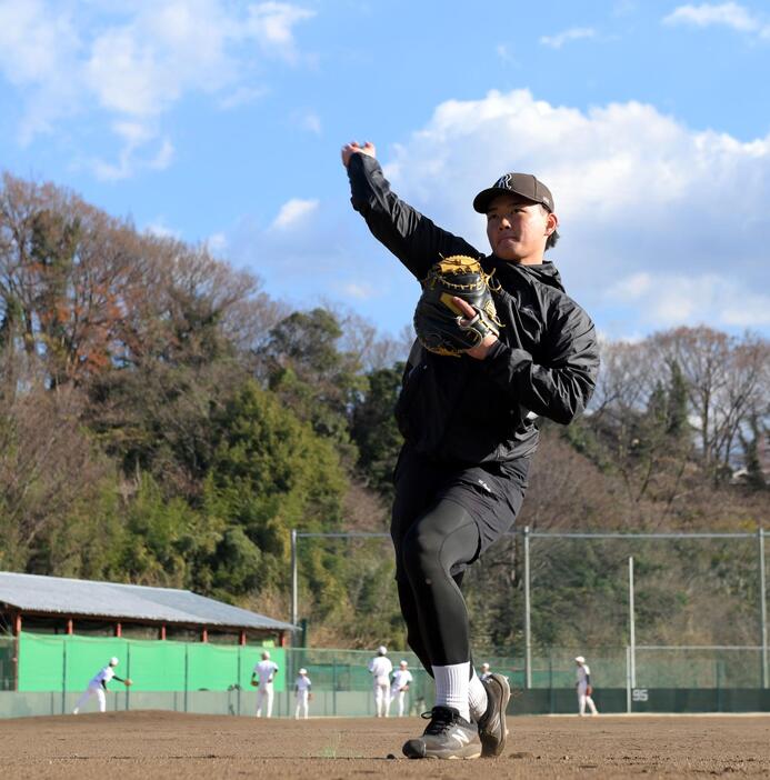 　母校で自主トレを公開した町田（撮影・伊藤笙子）