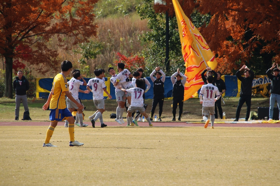 歓喜の京都サンガF.C. U-18(写真＝雨堤俊祐)