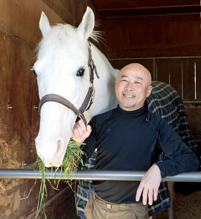 ハヤヤッコと担当の田村助手（カメラ・荒牧　徹）