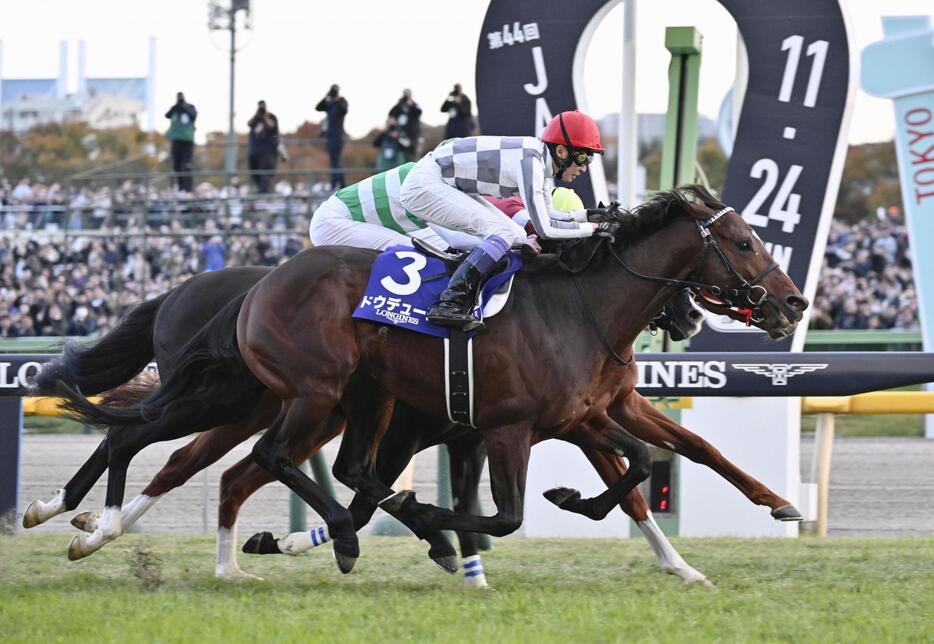 11月のジャパンカップを制した武豊騎乗のドウデュース＝東京競馬場